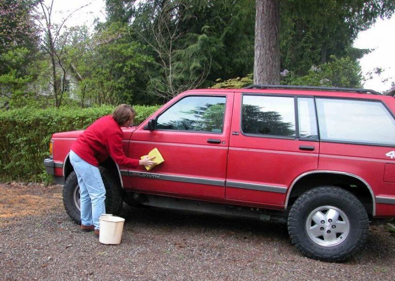 How to Remove Tree Sap From a Car Without Damaging its Paint?